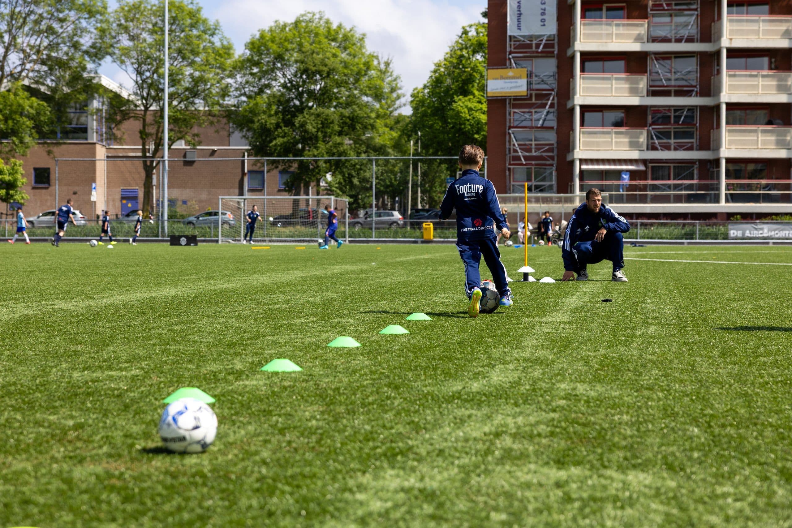 Jeugdspeler werkt aan balbeheersing tijdens een Footure-training.