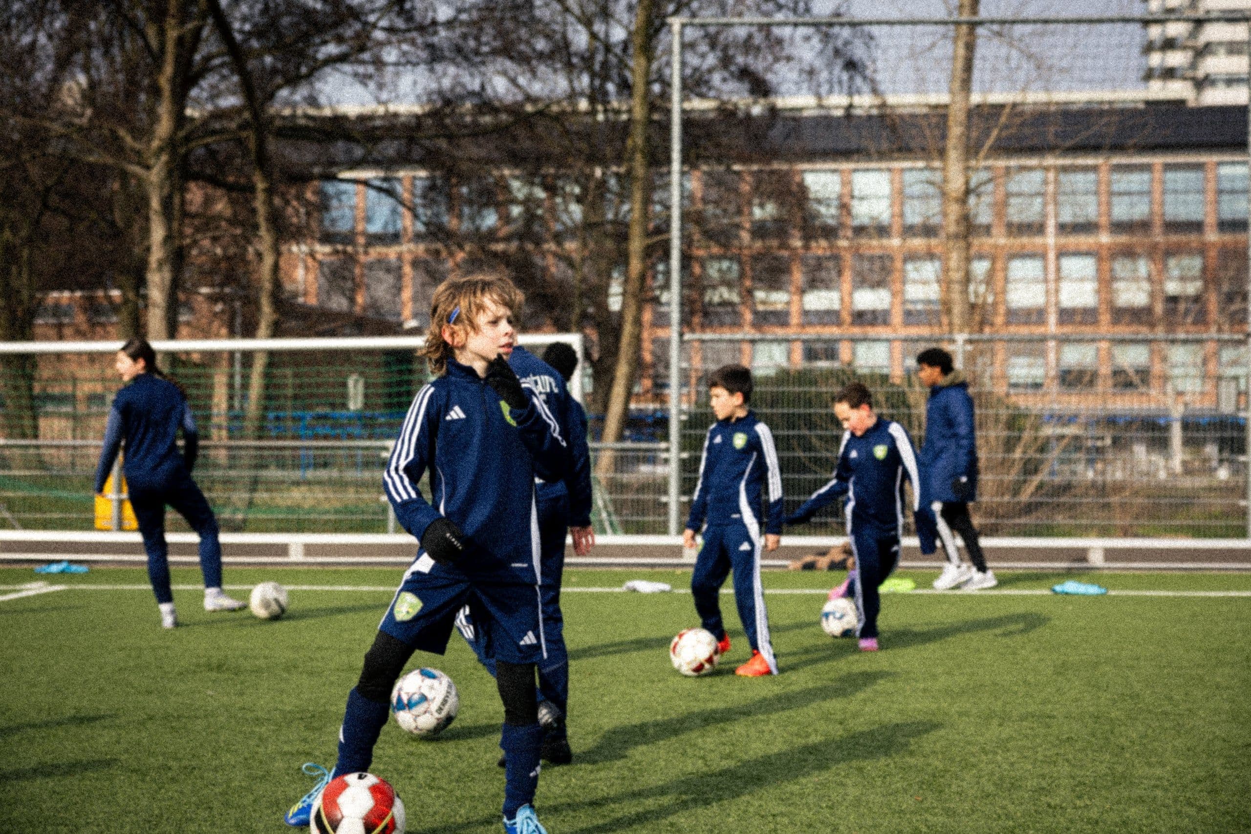 Jonge voetballers trainen met de bal tijdens een Footure-training.